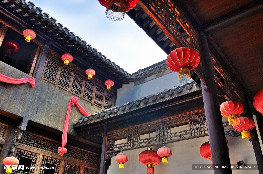 古宅挂红灯笼迎喜庆氛围