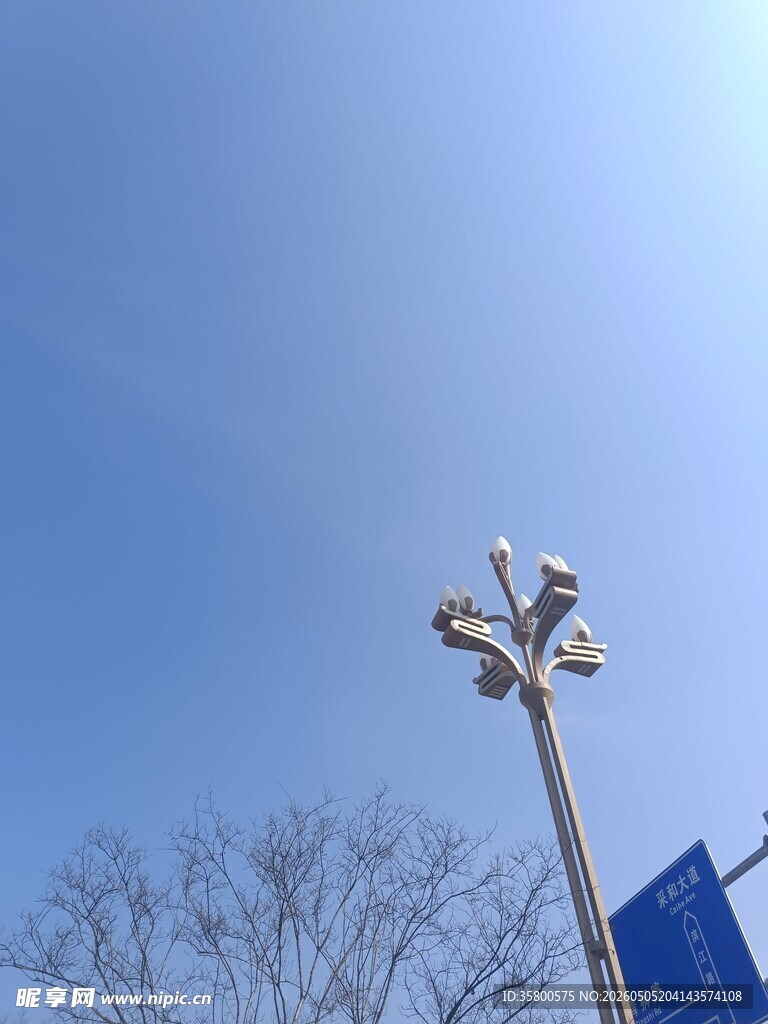 蓝天中的多灯头路灯