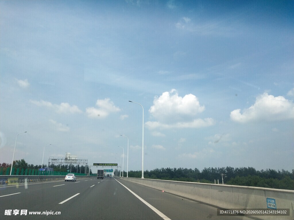 宽阔公路上的蓝天白云风景