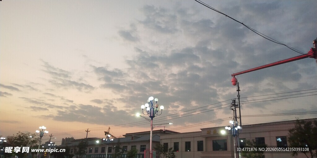 黄昏下的城市街道景象