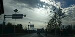 公路风景路标与树木相伴
