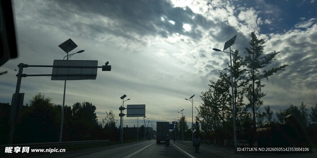 公路风景路标与树木相伴