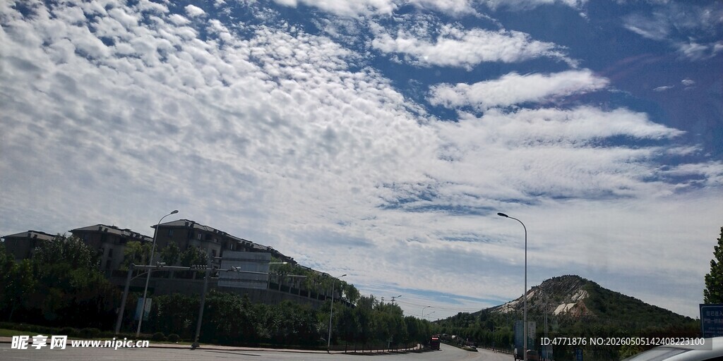 公路上的蓝天白云美景