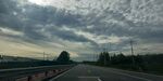 公路延伸向多云天空