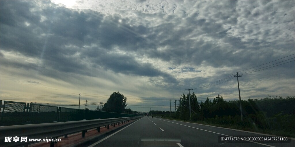 公路延伸向多云天空
