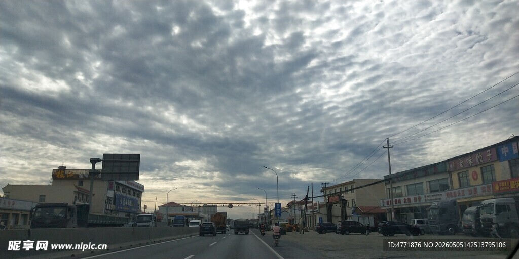 城镇街道上空的多云景象