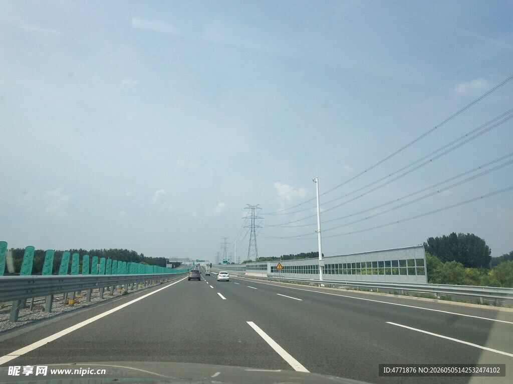 宽阔高速公路远景