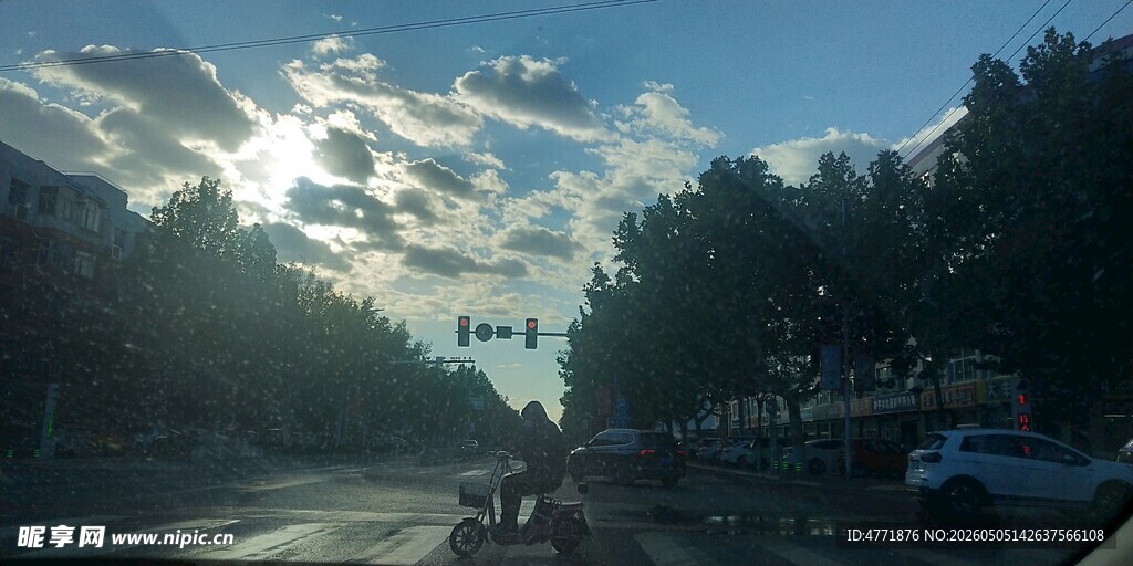 阳光洒落的城市道路景象