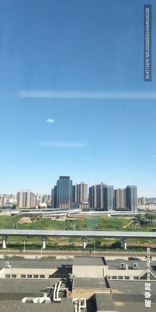 城市远景高楼与开阔道路