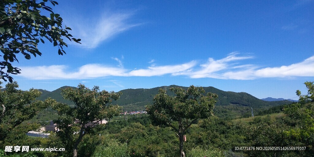 青山蓝天间的秀丽自然景色