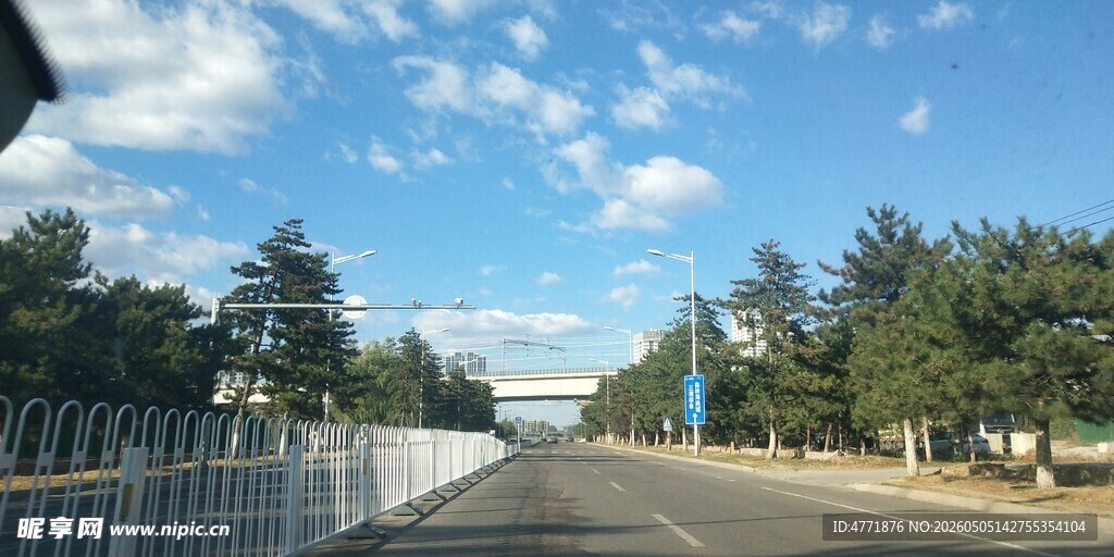 公路风景蓝天白云绿树相伴