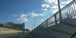 公路旁护栏与晴朗天空