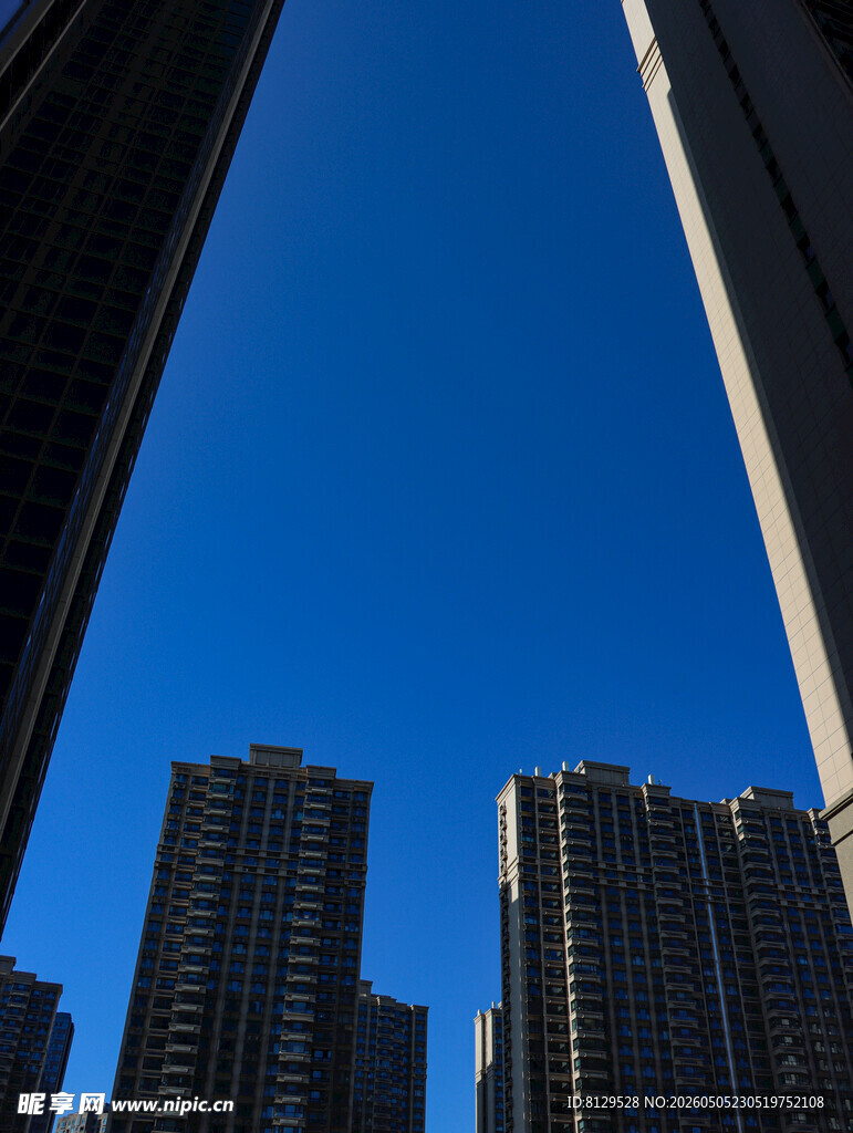 仰观都市高楼蓝天