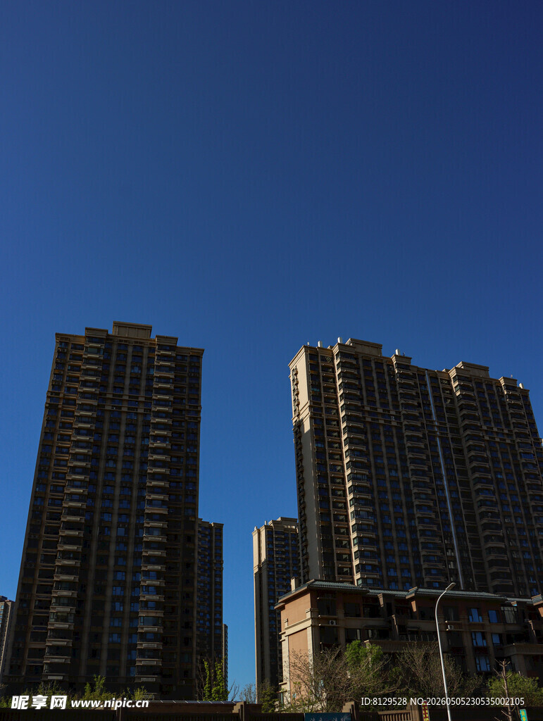 城市高楼与湛蓝天空