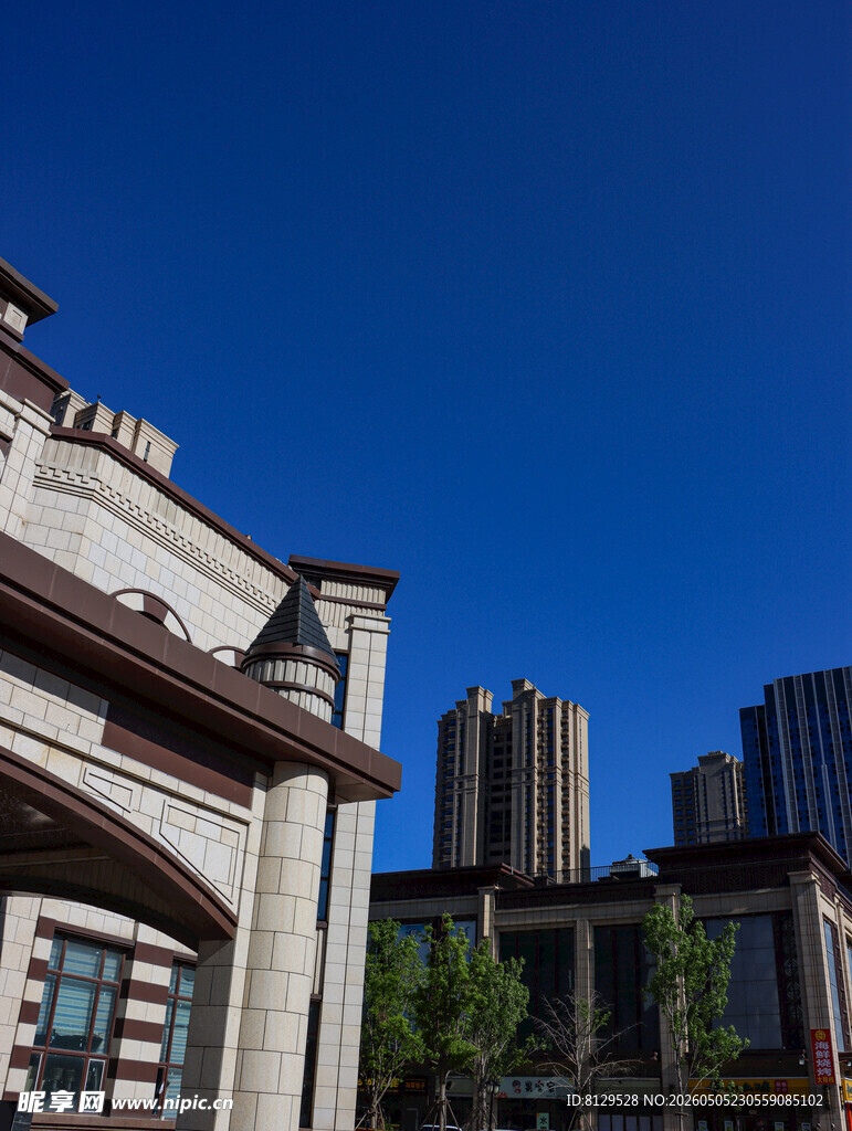 城市中式建筑与现代高楼