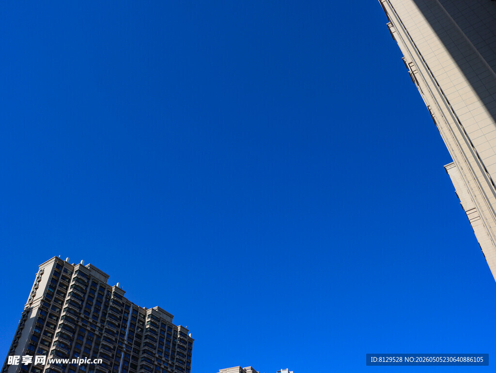 仰望城市高楼与蓝天