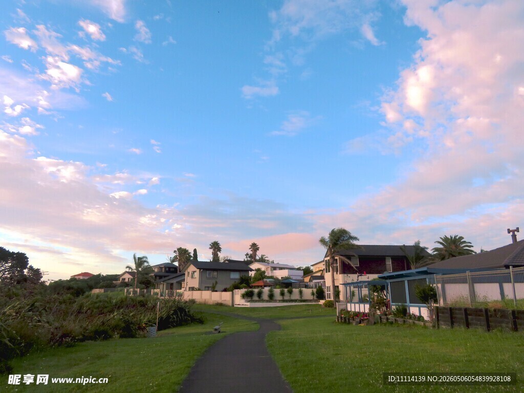 宁静的海边小镇风景