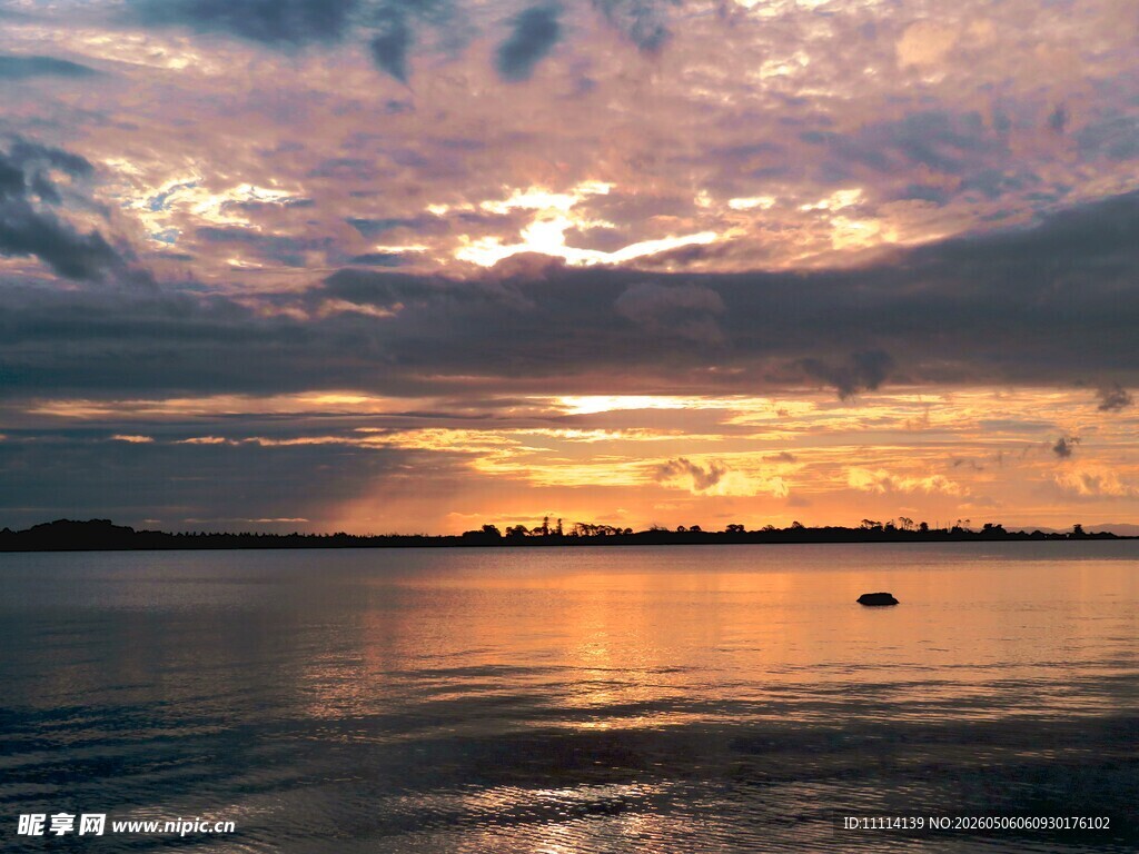 夕阳下波光粼粼的海面