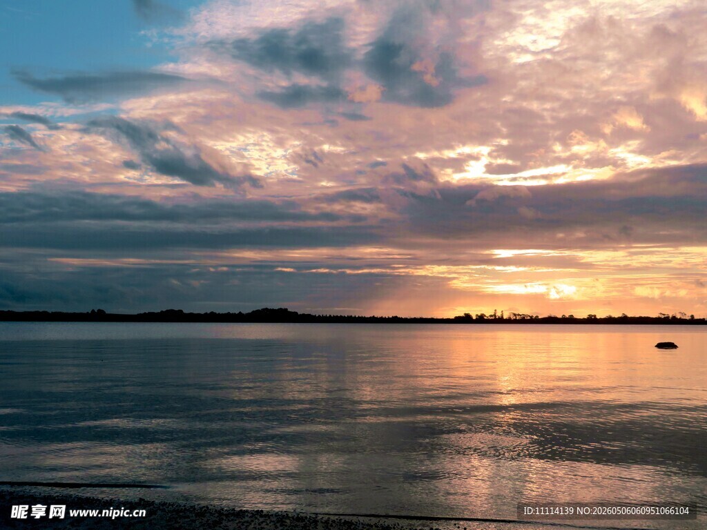 海边日落云霞美景
