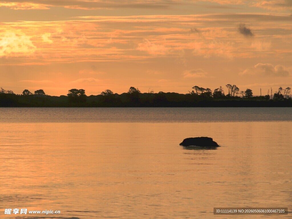 夕阳下的静谧海滨风景