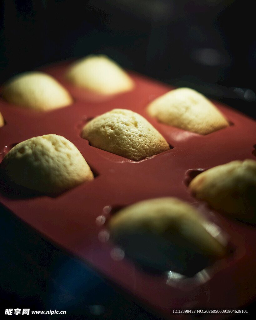 烤箱中烤制的美味小糕点