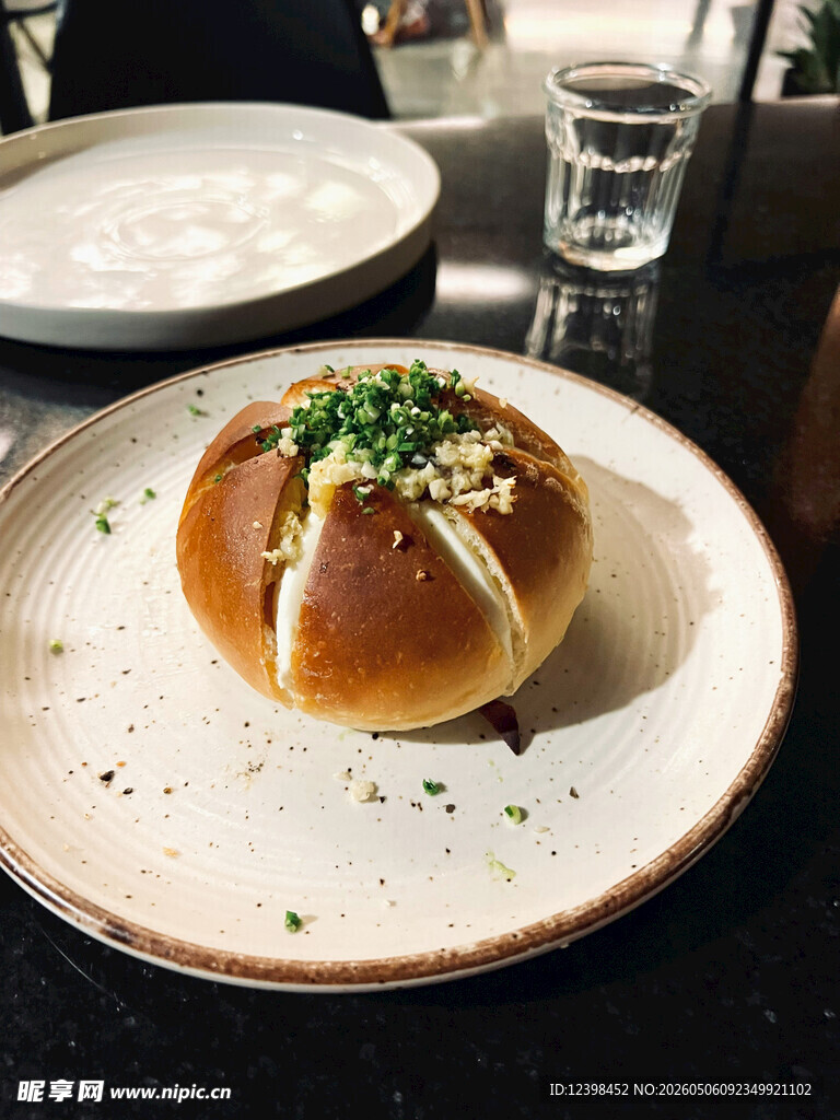 美味装饰面包置于白盘上