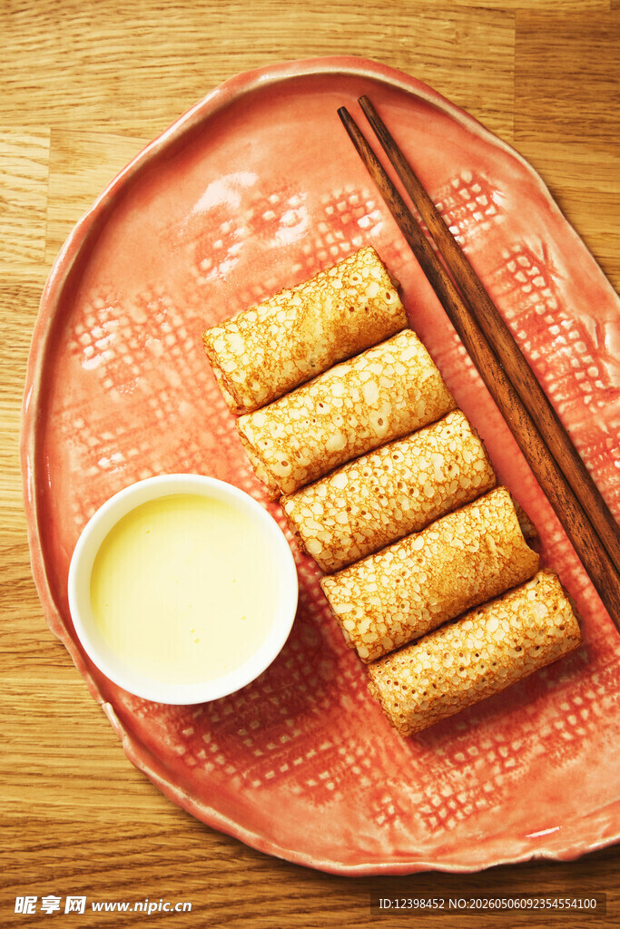 美味春卷配蘸酱