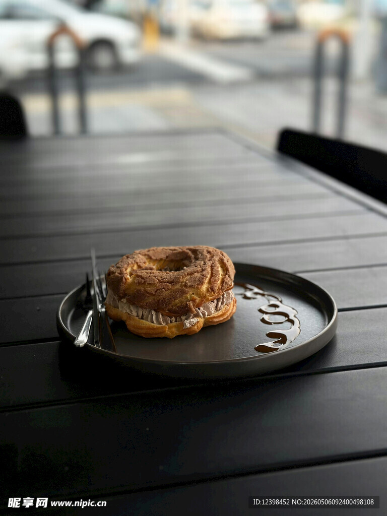 黑色桌面上的美味肉桂卷