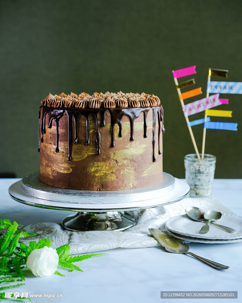 巧克力淋面装饰生日蛋糕