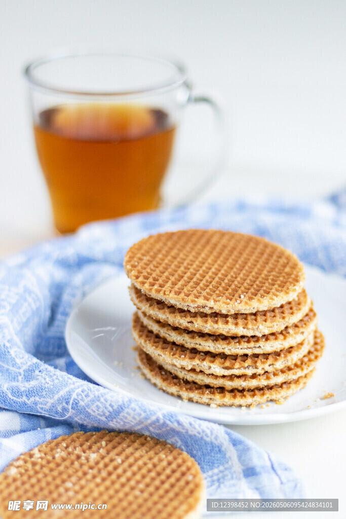 堆叠华夫饼与一杯热茶