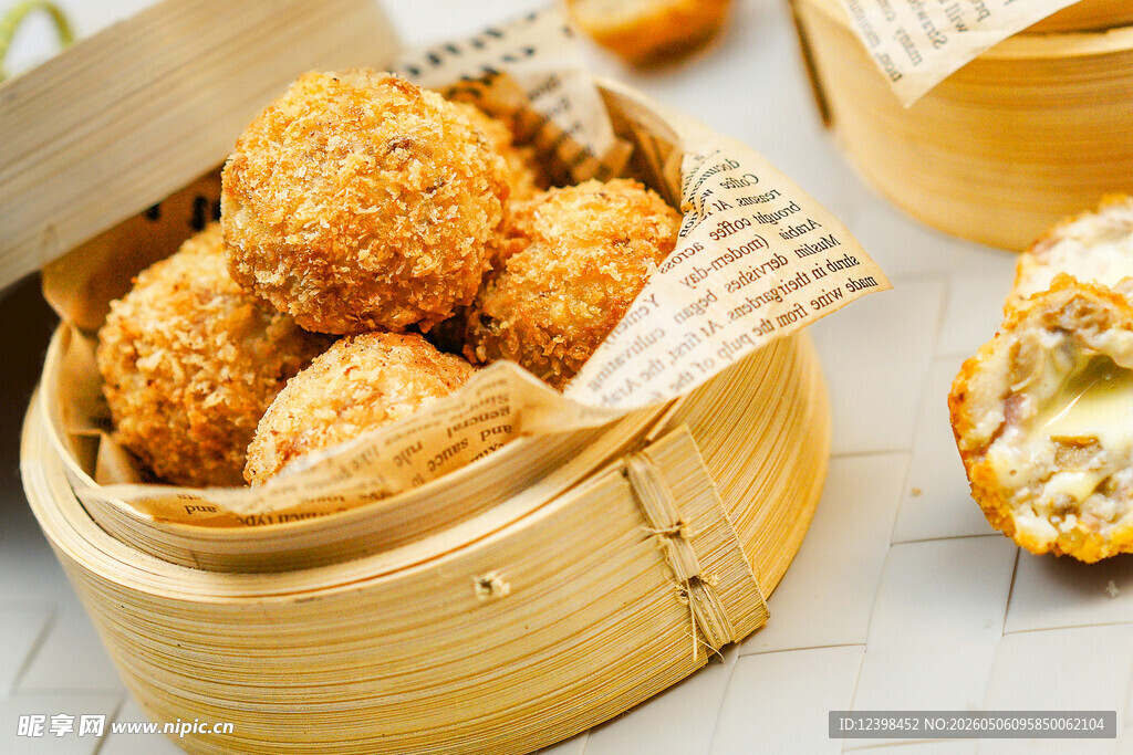 竹篮装的美味香酥炸丸子