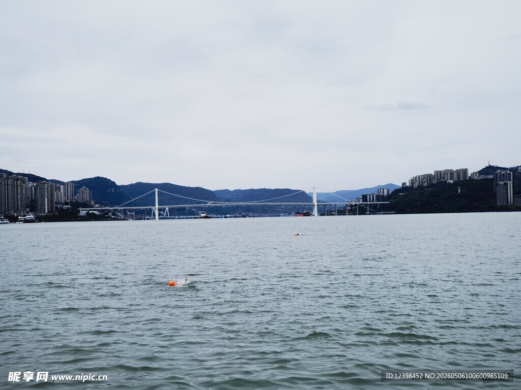 宁静湖面与远处建筑景观