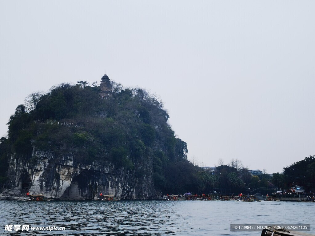江畔孤峰