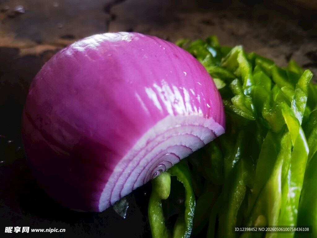 紫洋葱与翠绿蔬菜