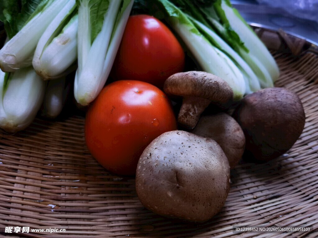 新鲜多样蔬菜摆于竹篮
