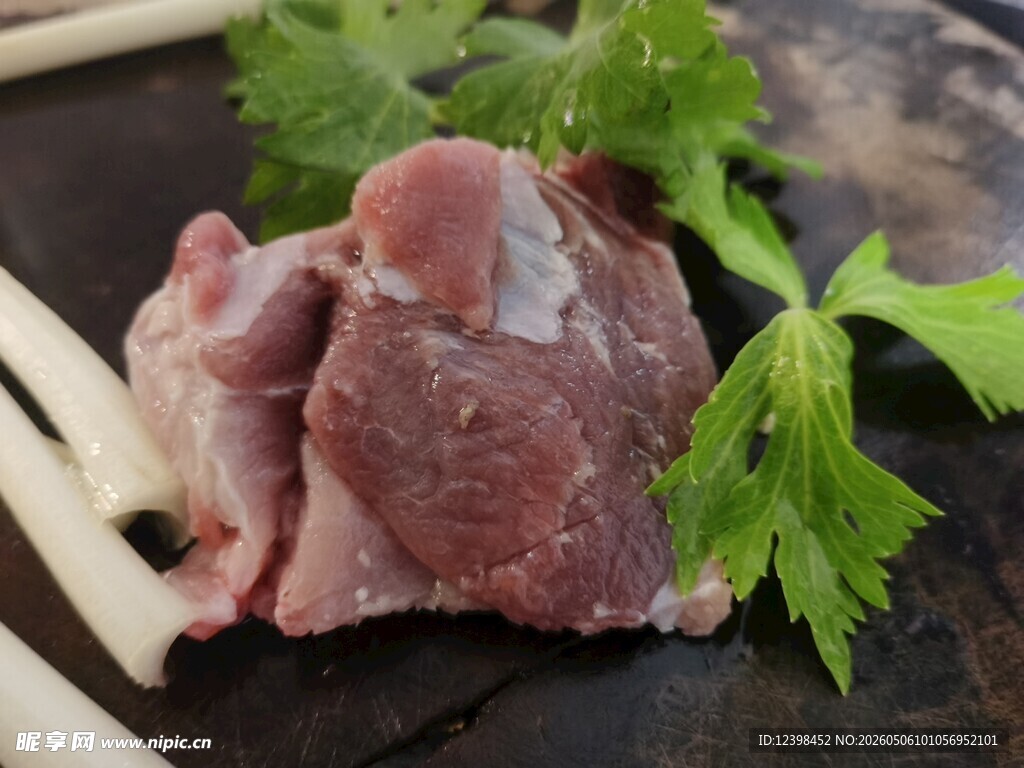 新鲜生鸡心配翠绿香菜
