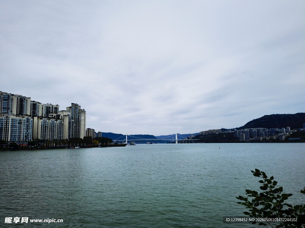 湖畔高楼与远山景致