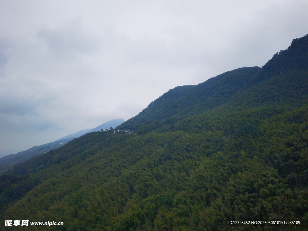 山峦叠翠的自然风光
