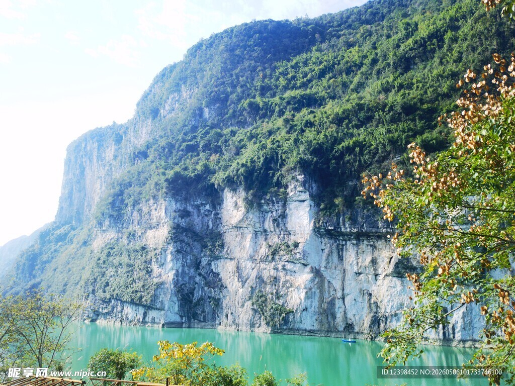 青山绿水间的秀丽江景