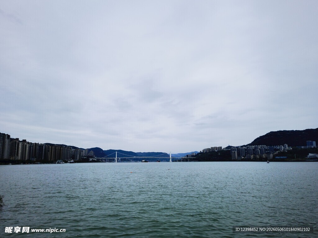 宁静湖水与远处山峦景色