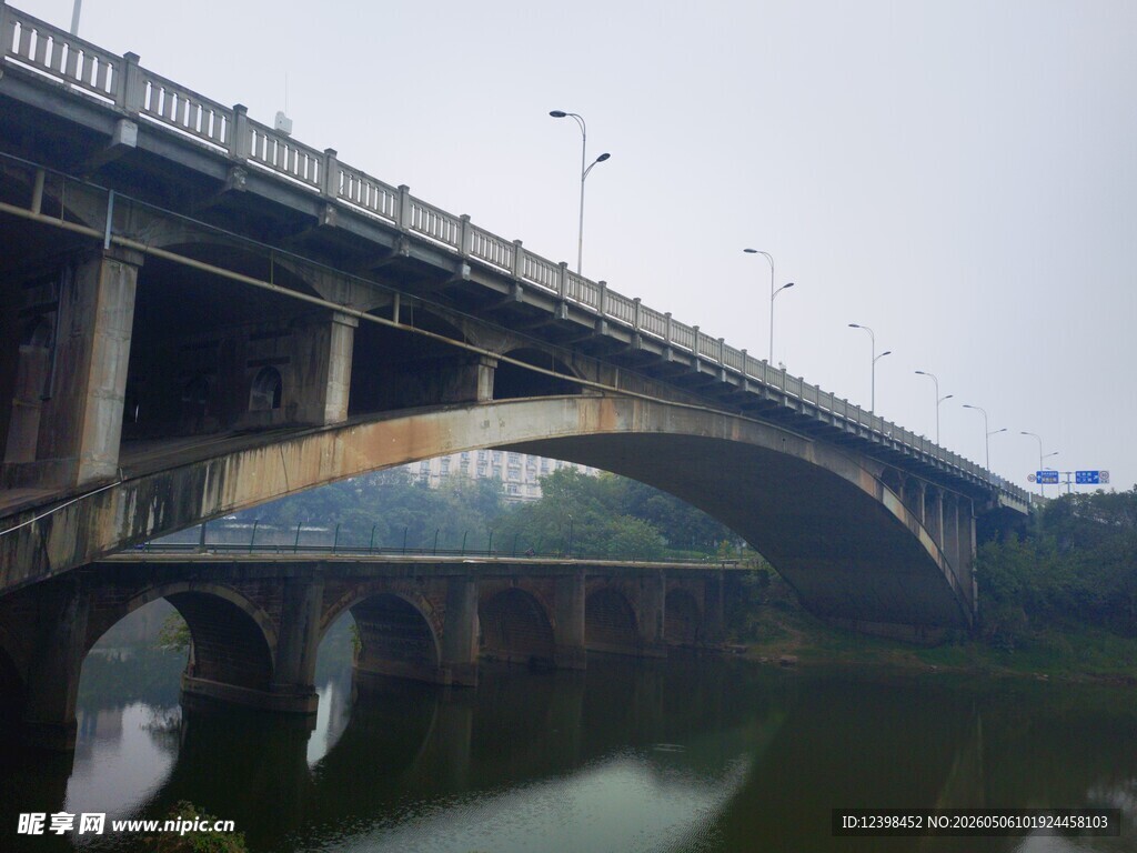 城市桥梁横跨水面景观