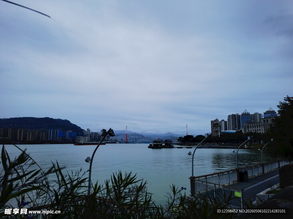 湖畔景致