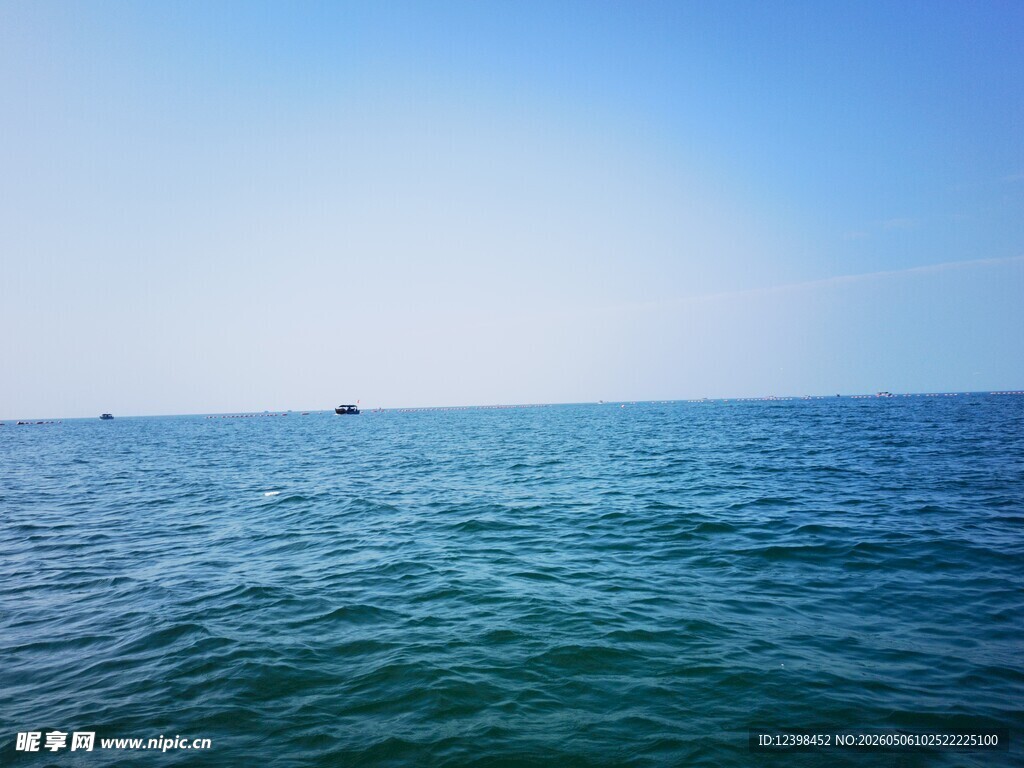 广阔蔚蓝大海远景