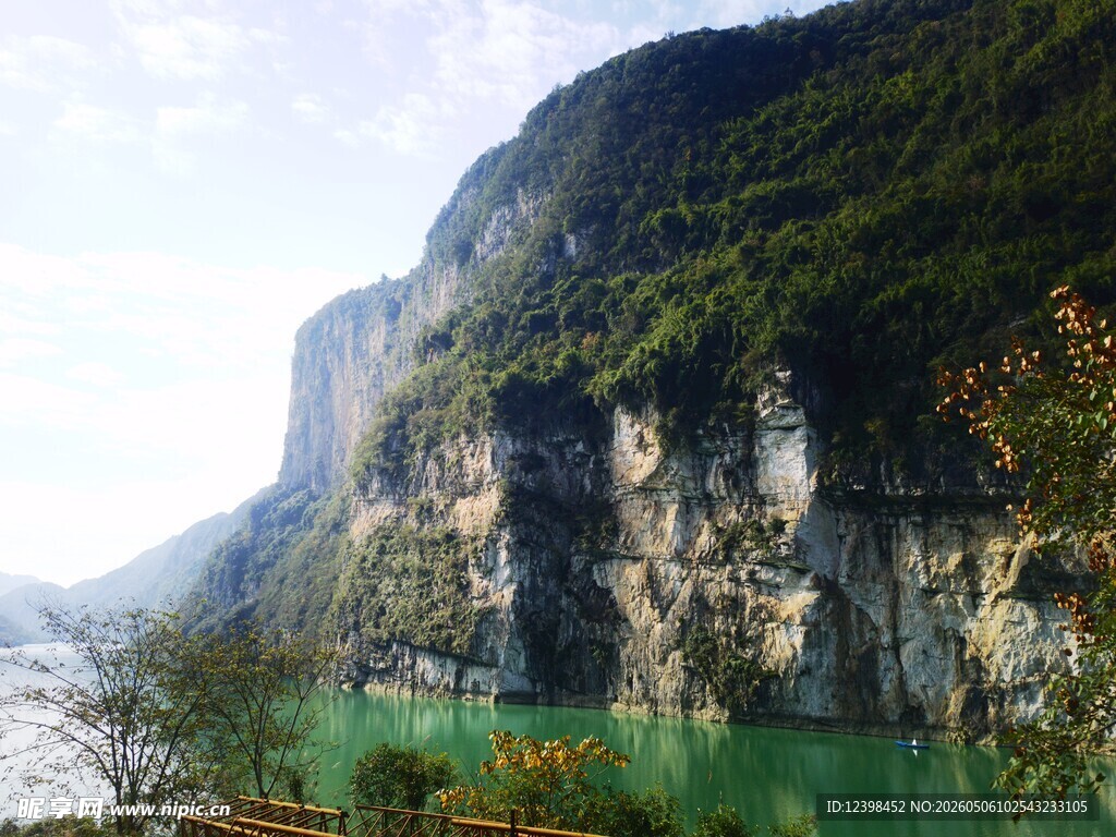 青山绿水间的秀丽峡谷
