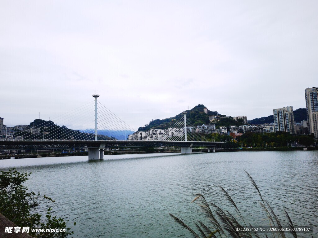 河畔城市风光