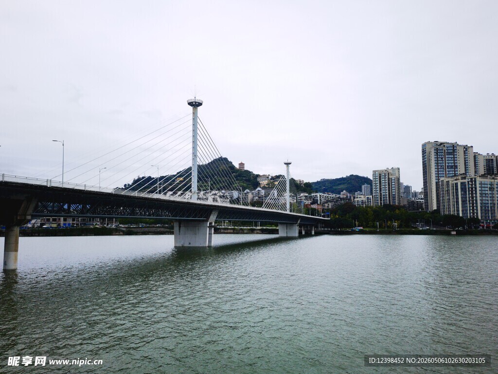 城市河畔桥梁风景
