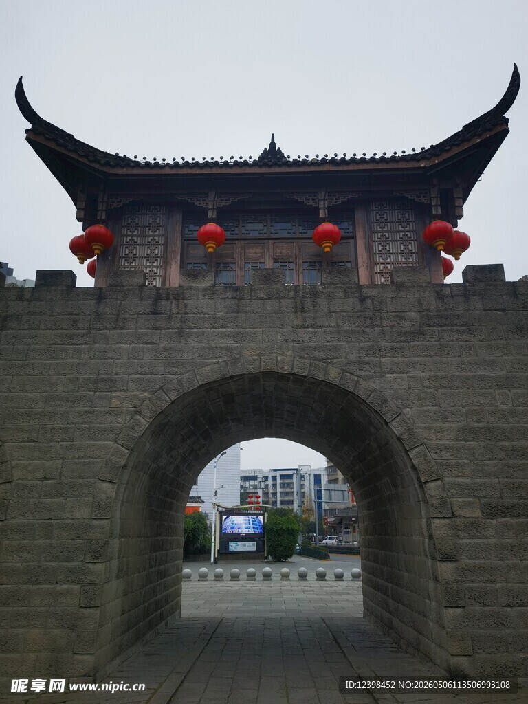 中式古城门