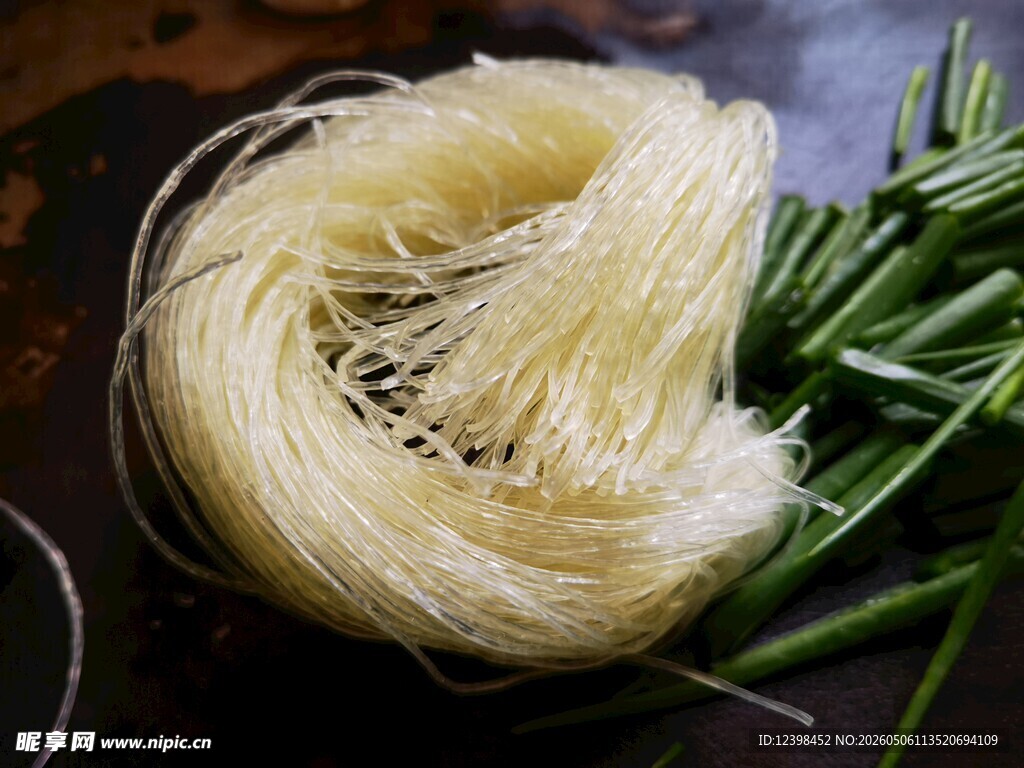 新鲜粉丝与翠绿蔬菜