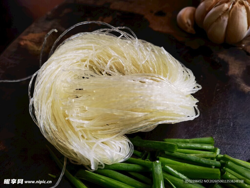 新鲜粉丝与翠绿蔬菜