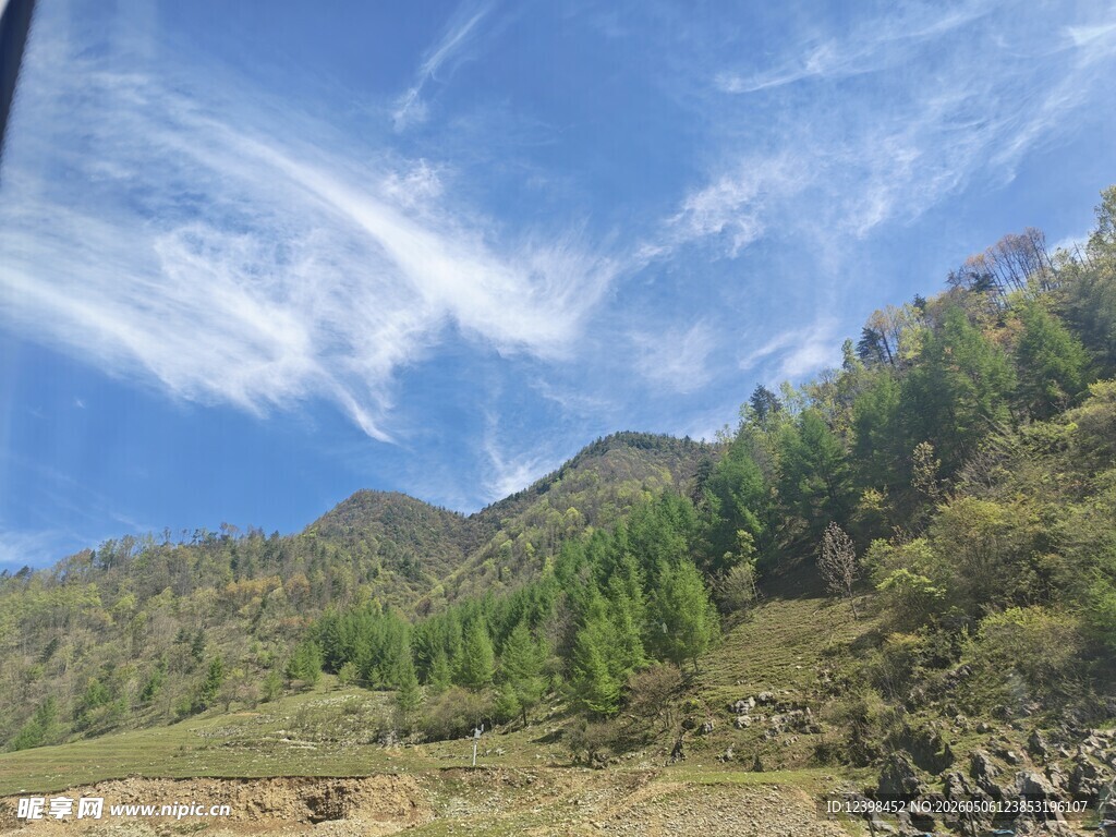 山间美景蓝天白云绿树